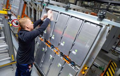 Un operario de Volkswagen trabaja en la colocación de los paquetes de baterías para un coche eléctrico