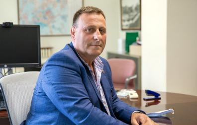 El concejal de Seguridad Ciudadana, Javier Labairu, en su despacho del área municipal
