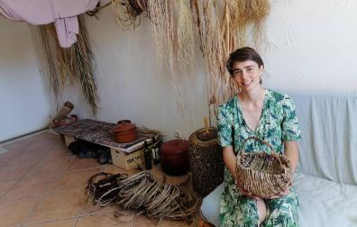 Leona Berengo en el salón de su apartamento en la ecoaldea de Artieda