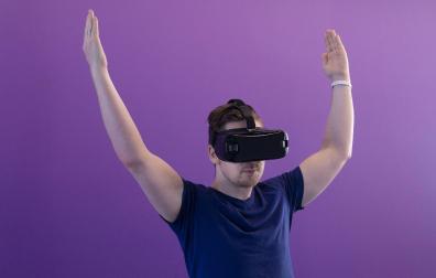 Una persona con unas gafas de realidad virtual