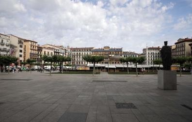 La plaza del Castillo, desde el final de Carlos III