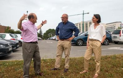 Patxi Mangado, Ignacio López Goñi e Inmaculada Pascual, en el aparcamiento del CIMA, en los terrenos donde se levantará el futuro edificio del Bioma