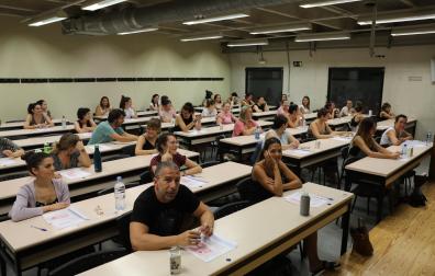 Interinos docentes durante el examen de las oposiciones celebrado el 18 de junio