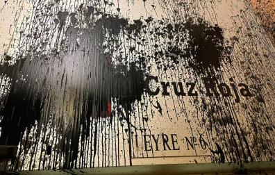 Pintura arrojada sobre la fachada de la sede de Cruz Roja Navarra