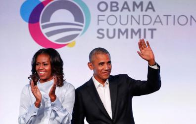 El expresidente Barack Obama y la exprimera dama Michelle Obama en un acto de la Fundación Obama en Chicago