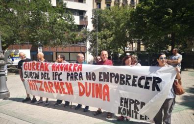 Concentración de los trabajadores de Gureak Navarra frente al Parlamento foral