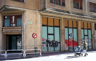 Imagen del local que acogió la antigua Caja Navarra en la calle Paulino Caballero, hoy sin actividad