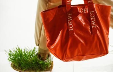 Un detalle de una de las deportivas "sembradas" con hierba de la colección primavera-verano 2023 de Loewe