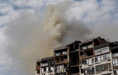 Edificio residencial en Kiev bombardeado este domingo por Rusia