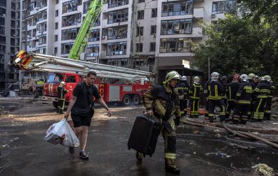 Zona del edificio residencial bombardeado este domingo en Kiev
