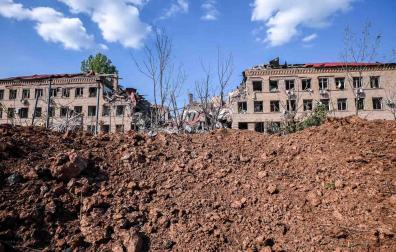 Una vista de un edificio destruido en la ciudad de Soledar