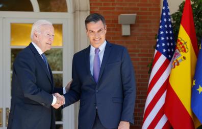 El presidente de Estados Unidos, Joe Biden, saluda al presidente del gobierno de España Pedro Sánchez, este martes a su llegada al Palacio de la Moncloa en Madrid, en la que se celebra la cumbre de la OTAN