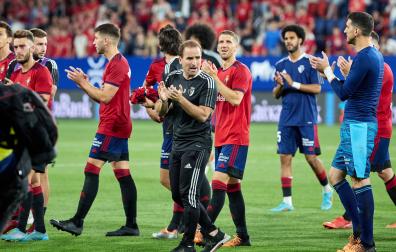 Jagoba Arrasate se despide de los aficionados junto a sus jugadores en el último partido de la temporada pasada