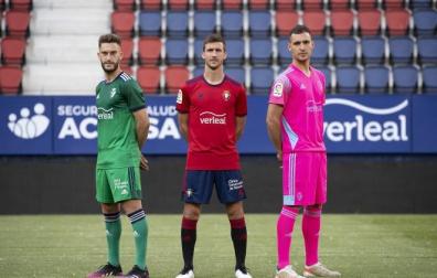Roberto Torres, Oier Sanjurjo y Unai García, con las camisetas de la temporada pasada
