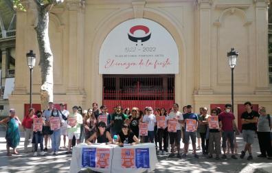 La lectura del manifiesto ha tenido lugar este sábado por la mañana en el exterior de la plaza de toros de Pamplona