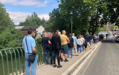 Fila para entrar en los corrales del Gas este lunes