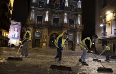 Fotos de los operarios aplicando el antideslizante del recorrido del encierro de San Fermín.