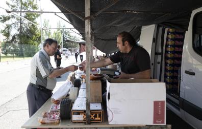 Compraventa en uno de los puestos del mercadillo de Landaben, este lunes