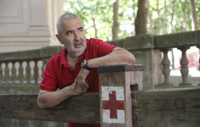 El médico de urgencias Kiko Betelu Corcuera se apoya en el tablado colocado en el callejón, su puesto durante 14 años