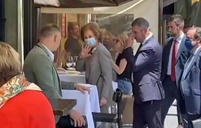 La reina Sofía saluda a su llegada al restaurante La Olla este martes