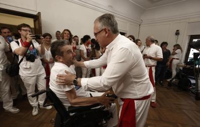 Enrique Maya y Juan Carlos Unzué, en el Ayuntamiento