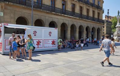 Punto de información sobre agresiones sexistas habilitado por el Ayuntamiento de Pamplona en la Plaza del Castillo