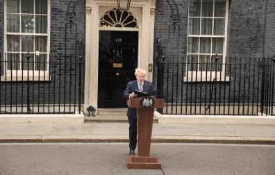 Boris Johson, en la puerta de Downing Street, desde donde ha anunciado su dimisión