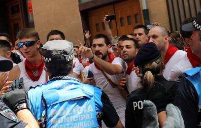 Incidentes durante la procesión de San Fermín.