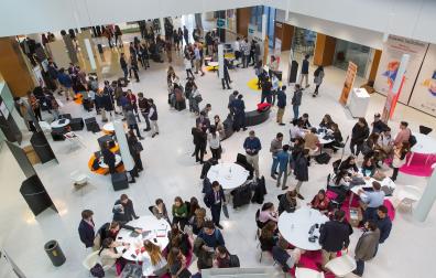 Estudiantes y empleadores en una jornada de empleo en la UN