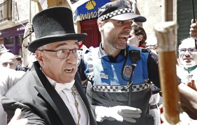 La cara del alcalde, Enrique Maya, refleja la tensión vivida en Curia