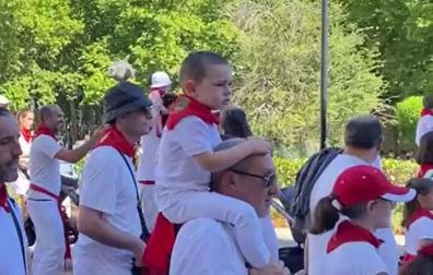 Novedad, emoción y nervios. Los niños nacidos entre 2020, 2021 y 2022 ven por primera vez a la Comparsa de Gigantes y Cabezudos de Pamplona.
