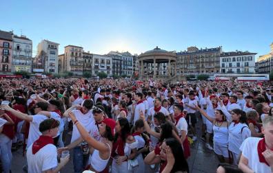 Ambiente en la Plaza del Castillo durante una sesión de tarde de DJ