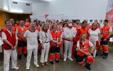 El alcalde de Pamplona ha visitado este domingo al voluntariado de Cruz Roja tras el cuarto encierro