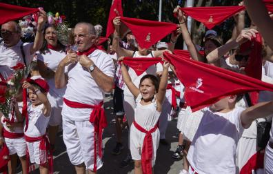 Compases iniciales de la ofrenda floral, con los pañuelos rojos en altos