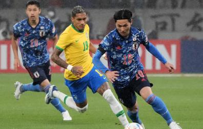 Raphinha durante un partido con Brasil