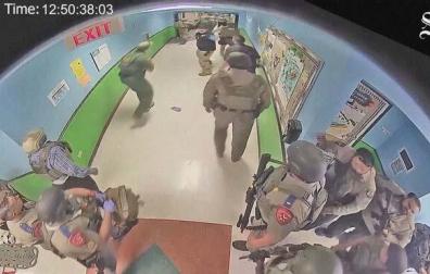 Más de una hora, 77 minutos de terror. Este es el tiempo que la policía tardó en intervenir para detener al agresor de la escuela de Uvalde, en Texas, en la que murieron 19 niños y 2 maestras