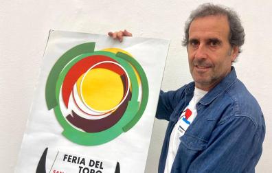 Javier Balda posa con la obra que no pudo ser mostrada, un collage hecho con cartulinas, además de un toro “despiezado”