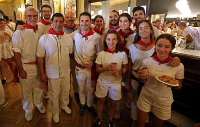 Por la izquierda, delante: Fermín Sagaseta de Ilúrdoz, Sergio Saucedo Villanueva, Eduardo Azanza, Sofía Azanza Heras, Lucía Azanza Heras, María Echávarri Iriarte, Elena Presencio Rodríguez. Detrás, Alfonso Urrizburu, Javier López Ferrer, Natalia Armendáriz e Izaguirre, Borja Tourón Porto y Pablo Barragán Azagra.