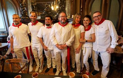 Por la izda: Miguel Tazón. Iván Gaza, José Luis Neyro, Víctor Sánchez (director Tres Reyes Pamplona), Maite Álava (directora Tres Reyes San Sebastián); Isabel Díaz y Tomás García (maître del Tres Reyes Pamplona).