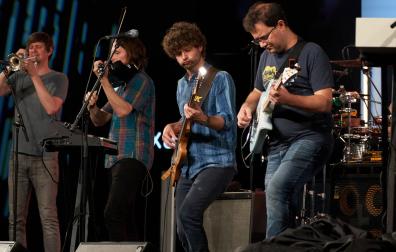 El grupo estadounidense Snarky Puppy durante su actuación hoy jueves en el pabellón de Mendizorroza, en la segunda jornada del Festival de Jazz de Vitoria
