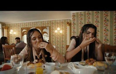 Rigoberta Bandini y Amaia en el videoclip 'Así bailaba'