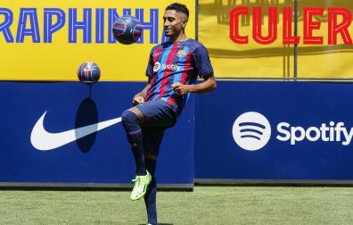 El brasileño Raphina da toques al balón durante su presentación como jugador del F.C. Barcelona