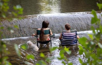 Unos jóvenes se refrescan en el río Iregua a su paso por Logroño