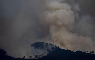 Una gran nube de humo inunda el cielo en O Courel, este martes en Lugo