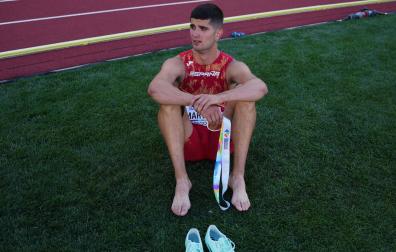 Asier Martínez Etxarte, emocionado tras terminar la carrera y recibir un increíble bronce