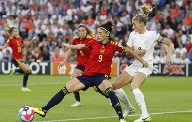 Esther González, autora del gol de España, pugna un balón durante el encuentro