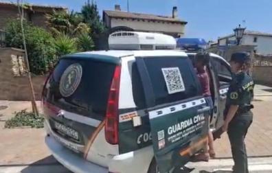 Imagen de los agentes de la Guardia Civil ayudando a la peregrina