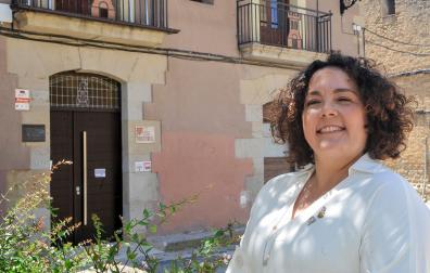 Valle Coca Pueyo, alcaldesa de Mélida, frente al ayuntamiento de la localidad, desde cuyo balcón el personal sanitario abrirá las fiestas