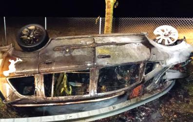 El vehículo se incendió tras sufrir el accidente