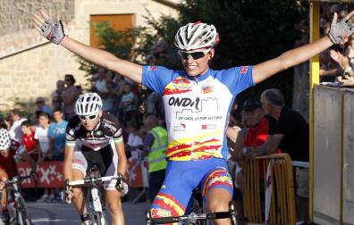 El mallorquín Enric Mas levanta los brazos tras imponerse en la meta del Villatuerta el 2 de agosto del 2012
